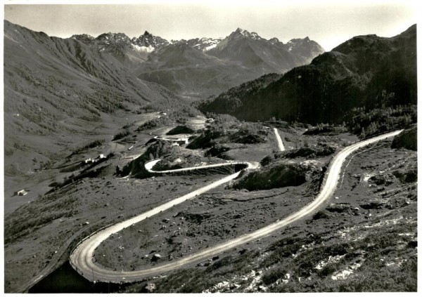 Kehren und Berninastrasse zwischen La Rösa und Passhöhe Vorderseite