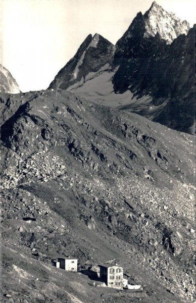 Klosters, Silvrettahaus und Clubhütte S.A.C. mit Torwache und Verstanklahorn (Verstanclahorn) Vorderseite