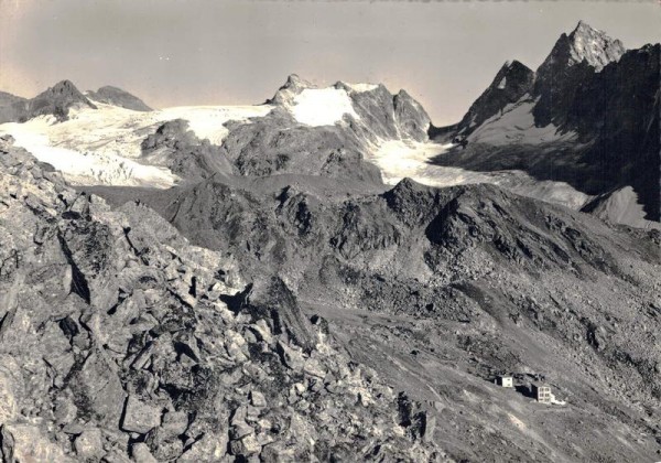 Klosters. Berghaus Silvretta mit Silvrettagletscher und Silvrettagruppe. Vorderseite