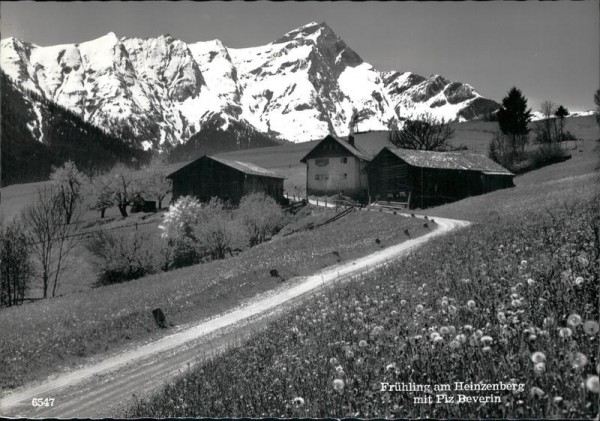 Frühlingen am Heinzenberg mit Piz Beverin (2997 m) Vorderseite