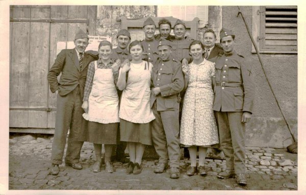 Gruppenfoto: Soldaten mit Zivilisten Vorderseite