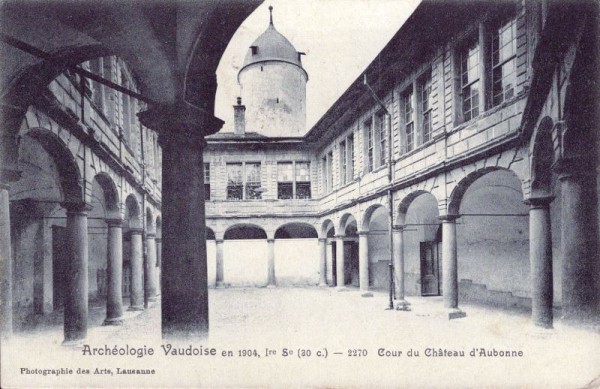 Archéologie Vaudoise en 1904 Cour du Château d'Aubonne