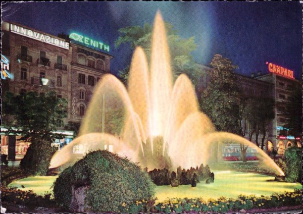 Lugano - Piazza Manzoni mit Springbrunnen bei Nacht