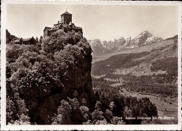 Schloss Ortenstein mit Piz Beverin