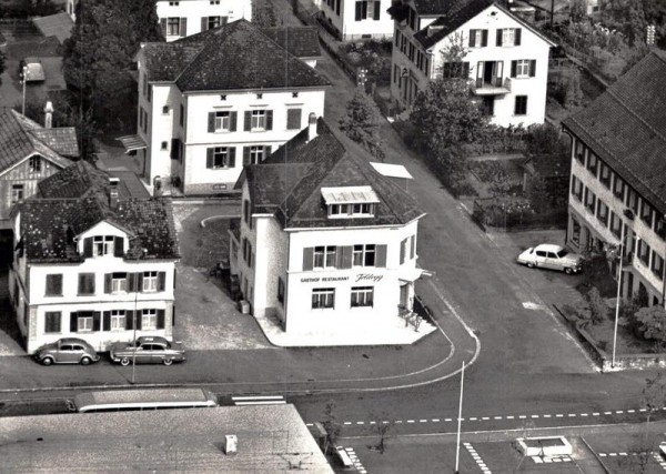 Gasthof Feldegg, Hinwil ZH - Flugaufnahmen Vorderseite