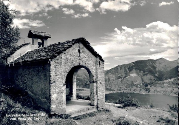 Cappella San Bernardo con vista sul lago Vorderseite