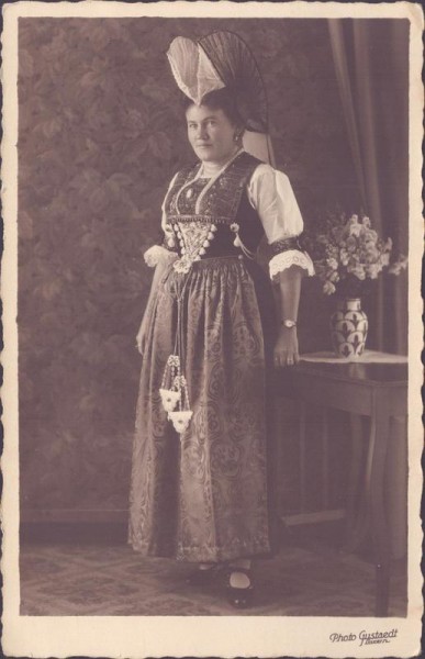 Trachtenfrau, Photo Gustaedt Luzern Vorderseite