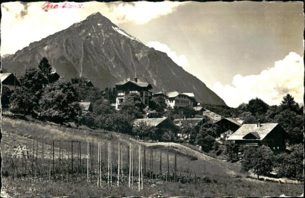 Krattigen mit Niesen (2362 m) Vorderseite