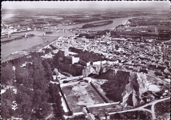 Beaucaire (Gard) - Le Château (18ème siècle) et la Ville et les ponts du Rhône