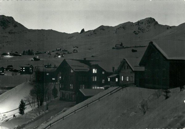 Arosa; Abendstimmung in Innerarosa gegen das Hörnli Vorderseite