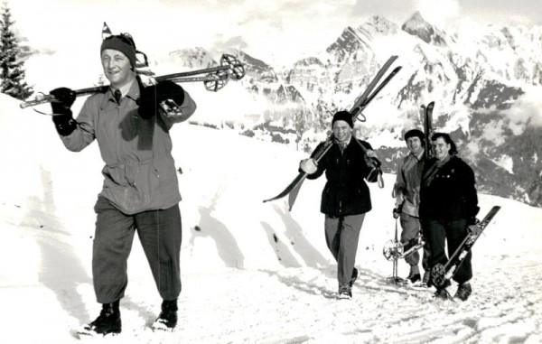 Männer mit Skis Vorderseite