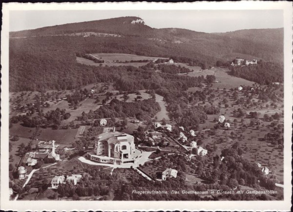 Fliegeraufnahme: Das Goetheanum in Dornach mit Gempenstollen