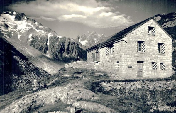 Etzli-Hütte S.A.C. mit Sonnig Wichel und Piz Gluf Vorderseite