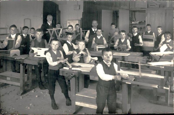 Werkunterricht in der Schule Vorderseite