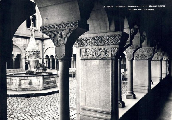 Zürich. Brunnen und Kreuzgang im Grossmünster Vorderseite