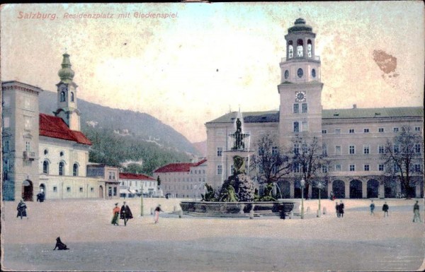 Salzburg, Residenzplatz mit Glockenspiel Vorderseite