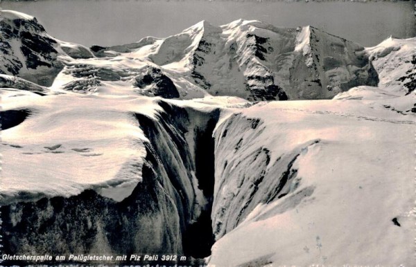Gletscherspalte am Palügletscher mit Piz Palü Vorderseite