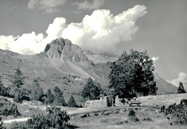 Der stille Bergfriedhof in Maloja mit Giovanni Segantinis Grab, Piz Lagrèv Vorderseite