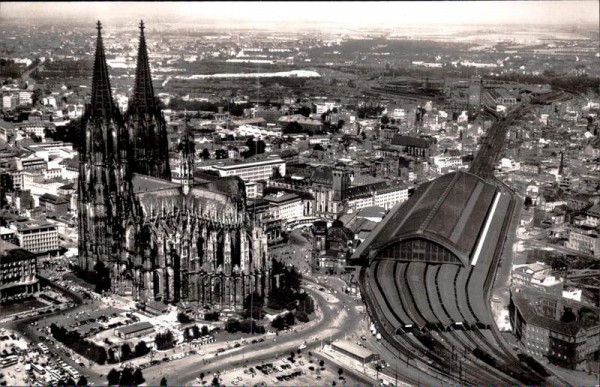 Kölner Dom mit Hauptbahnhof Vorderseite