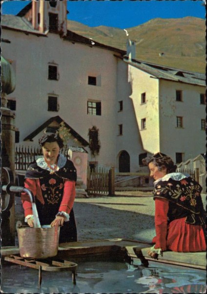 Engadinerinnen am Dorfbrunnen Vorderseite