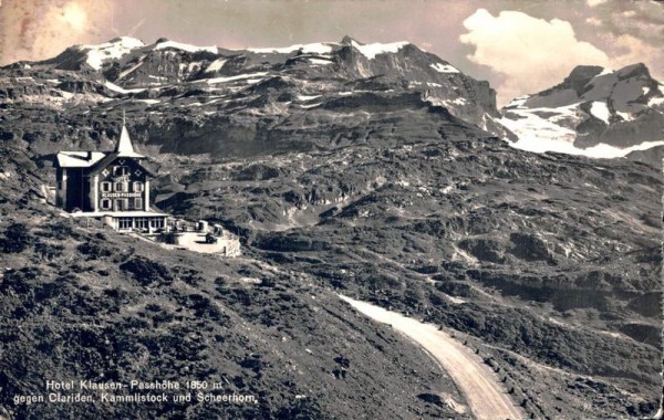 Hotel Klausen-Passhöhe gegen Clariden, Kammlistock und Schneehorn. Vorderseite