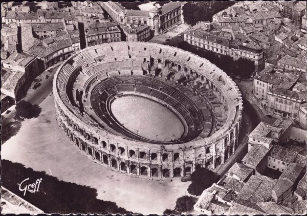 Nîmes - Vue aérienne - Les Arènes