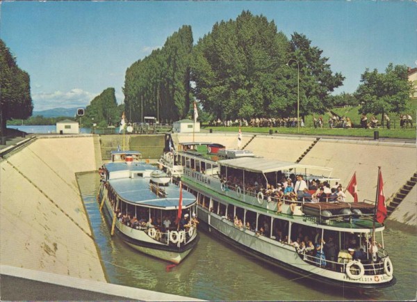 Augst, Personenboote in der Schleuse Vorderseite