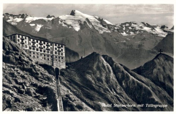 Hotel Stanserhorn mit Titlisgruppe Vorderseite