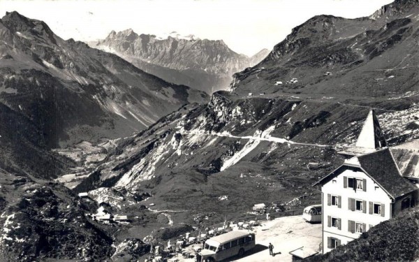 Hotel Klausenpasshöhe mit Urirotstock Vorderseite