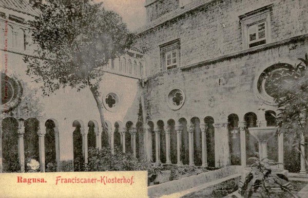 Ragusa, Franciscaner-Klosterhof Vorderseite