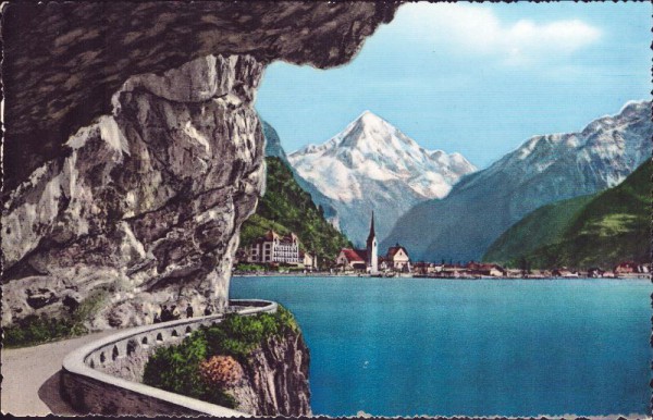 Axenstrasse am Vierwaldstättersee mit Flüelen und Bristenstock