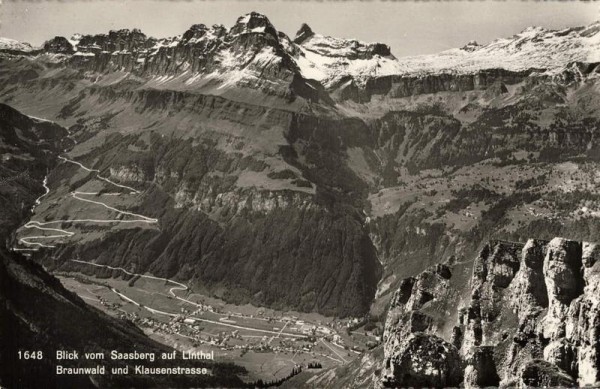 Blick vom Saasberg auf Linthal. Braunwald und Klausenstrasse Vorderseite