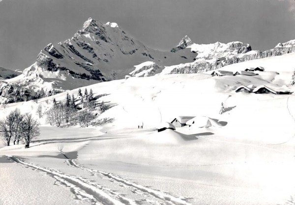 Braunwald im Skigebiet der Braunwaldalp mit Ortstock Vorderseite