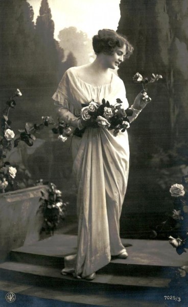 Frau mit Blumenstrauss Vorderseite