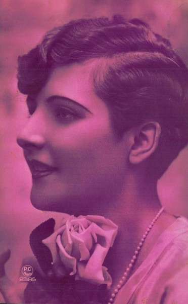 Frau rosa coloriert Vorderseite