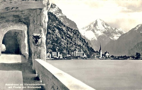 Axenstrasse am Vierwaldstättersee mit Flüelen und Bristenstock Vorderseite