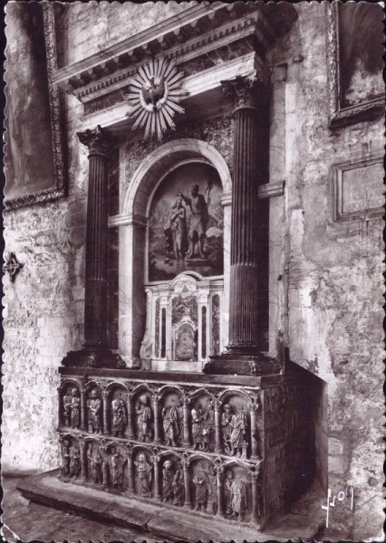 Arles - Intérieur de l'Eglise St-Trophime Sacrophage et colonnes du Tmple de Cybèle formant fonts ba