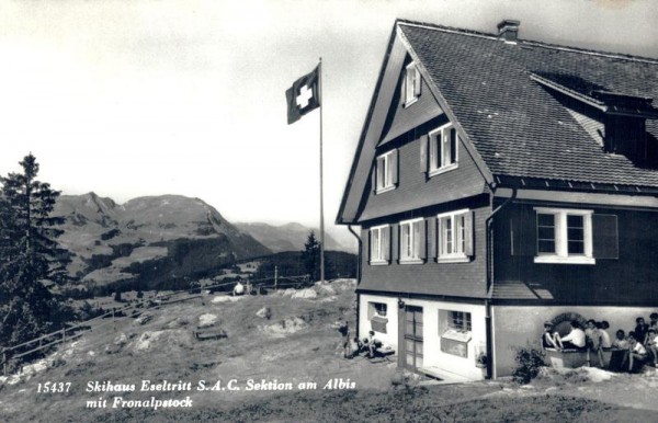 Skihaus Eseltritt mit Fronalpstock Vorderseite
