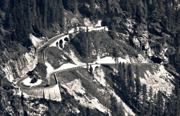 Die Sustenstrasse oberhalb Gadmen Vorderseite