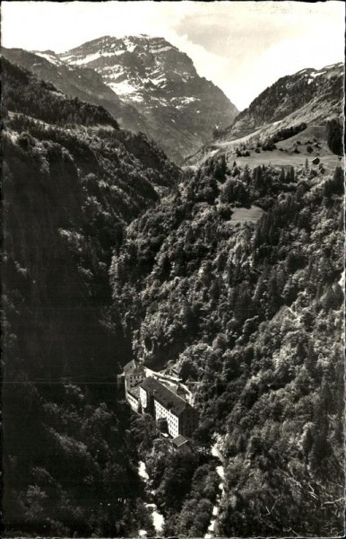 Hotel Bad Pfäfers mit Calanda Vorderseite