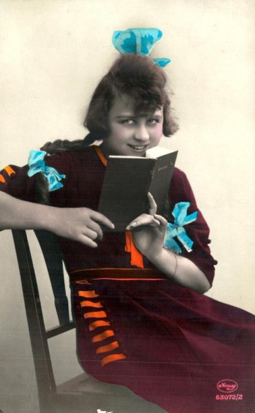 Mädchen mit Buch Vorderseite