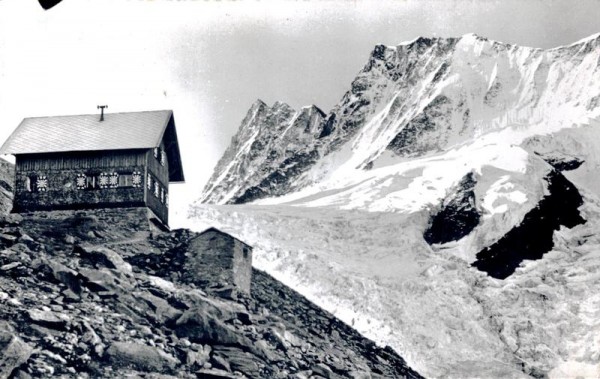 Strahlegghütte mit Finsteraarhorn und Agassizhorn Vorderseite