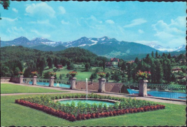 Spiez, im Schlossgarten mit Blick auf die Alpen
