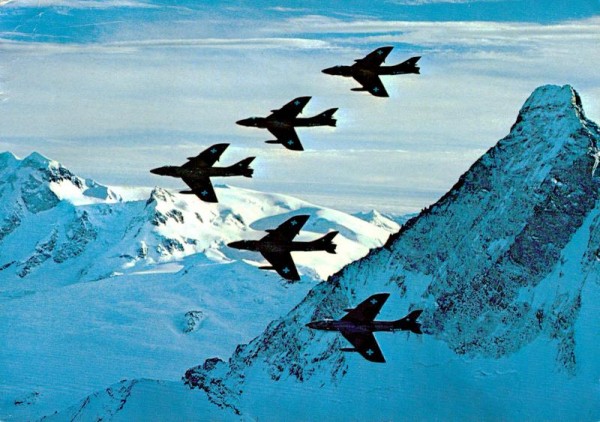 Hawker Hunter F Mk 58 der "Patrouille Suisse" vor dem Matterhorn Vorderseite