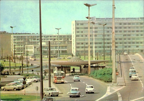 Halle (Saale), Ernst-Thälmann-Platz mit Hochstrasse Vorderseite