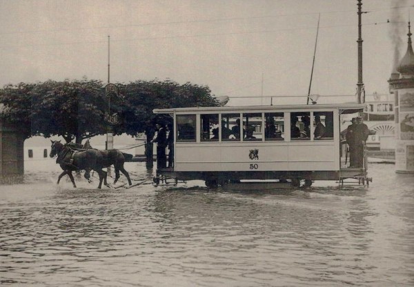 Rössliram beim Hochwasser 1910 Luzern, Postkartenbuch "Bus & Bahn in alten Ansichten" Vorderseite