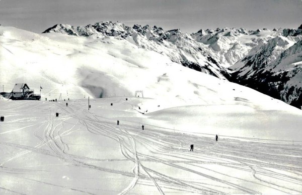 Parsennhütte mit Parsennfurka-Skilift. Blick auf Fergenhörner u. Silvrettagruppe Vorderseite