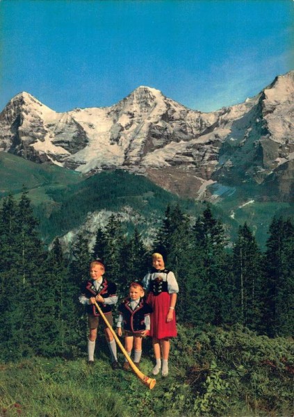 Berner Oberland. Trachtengruppe mit Blick auf Eiger, Mönsch und Jungfrau Vorderseite