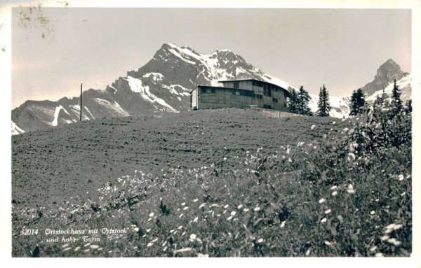 Braunwald, Ortstockhaus mit Ortstock und hoher Turm Vorderseite