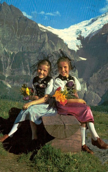 Grindelwald, Berner Trachtenmädchen Vorderseite